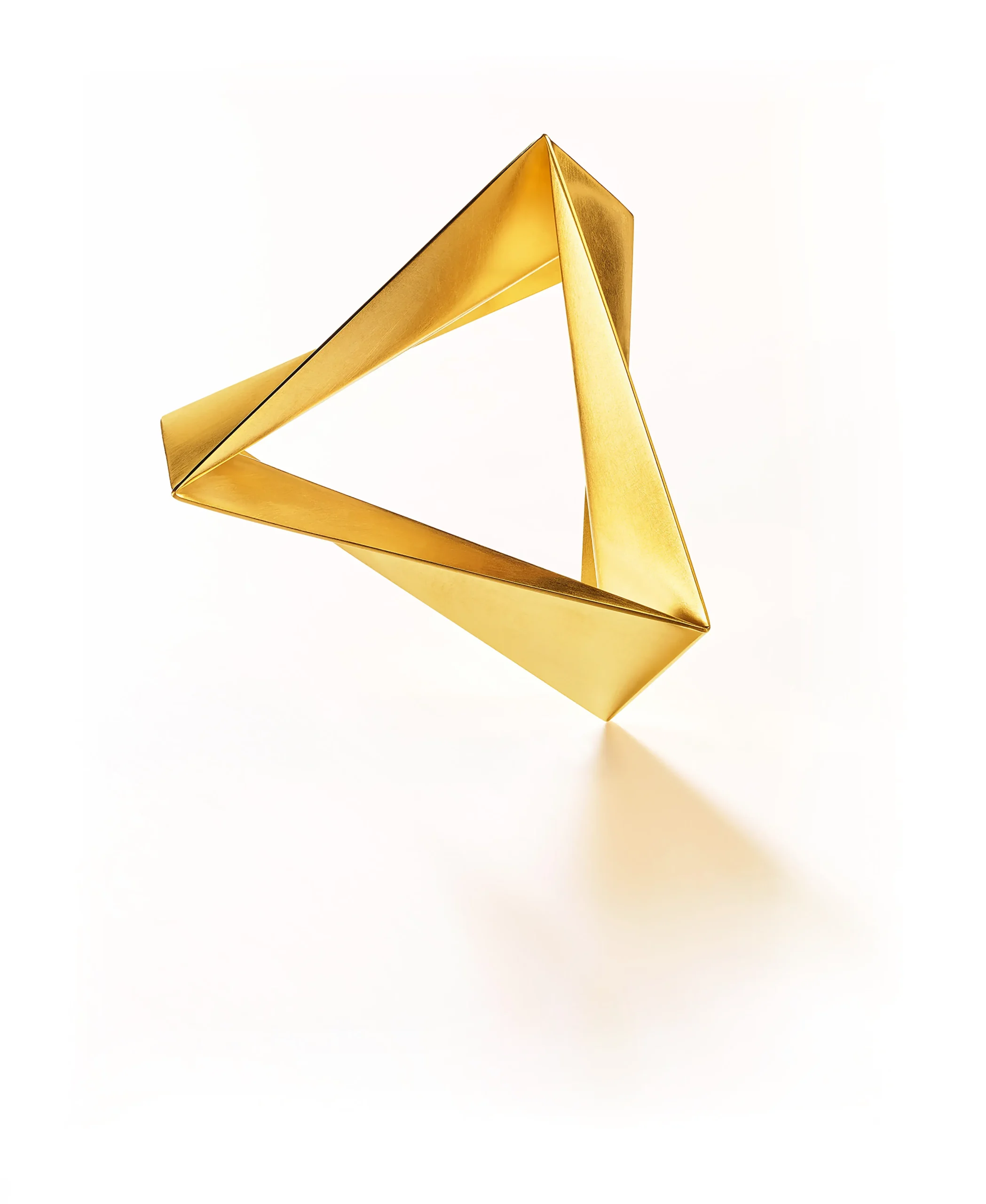 Dreieckige Brosche in Gold-Falttechnik