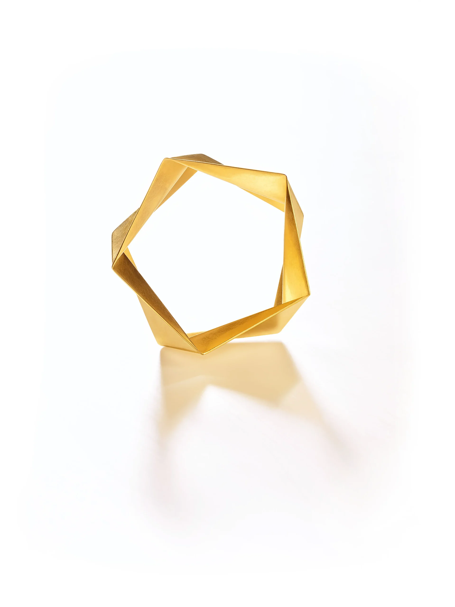 Fünfeckige Brosche in Gold-Falttechnik